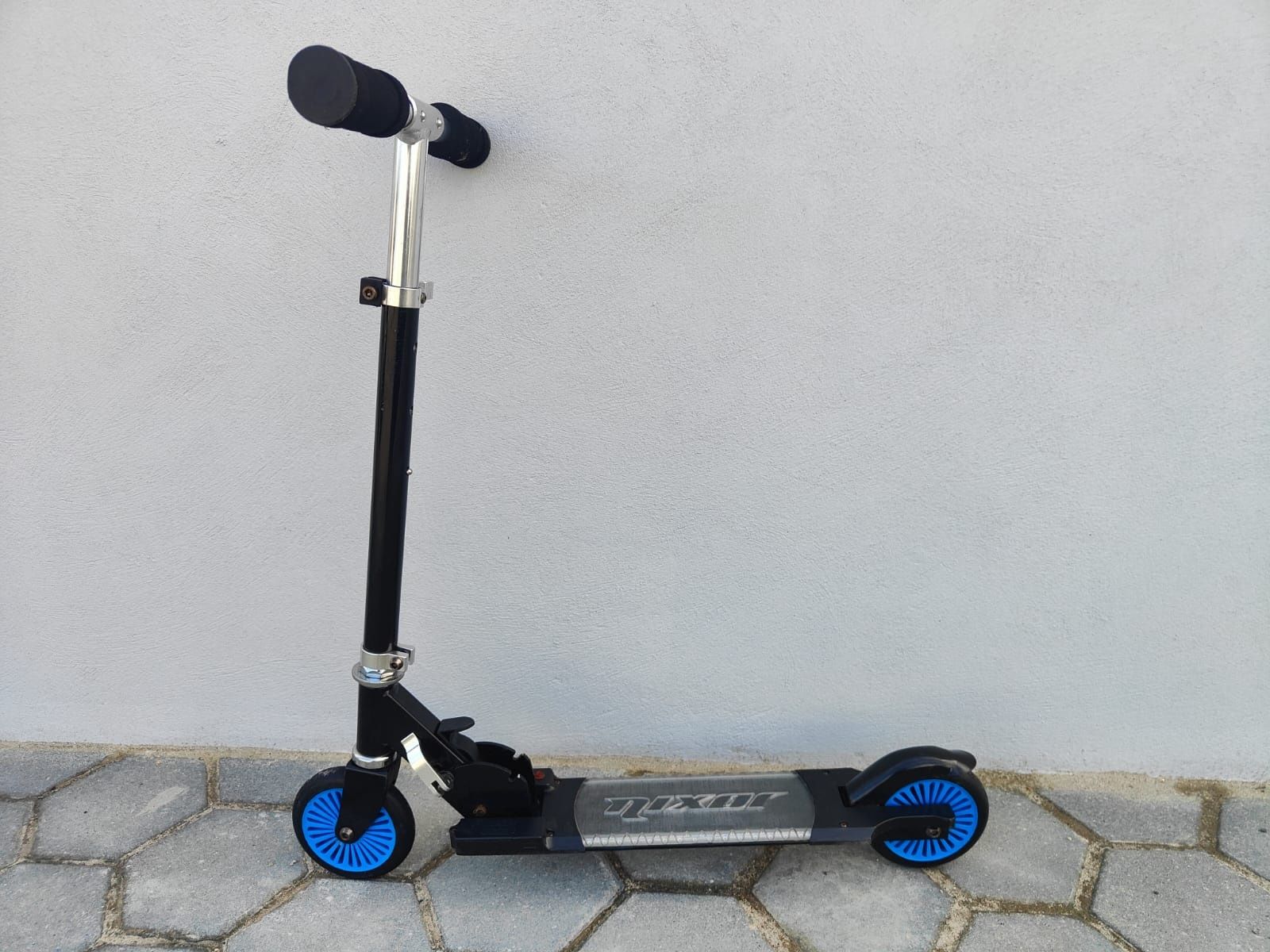 Vendo trotinete azul dobrável