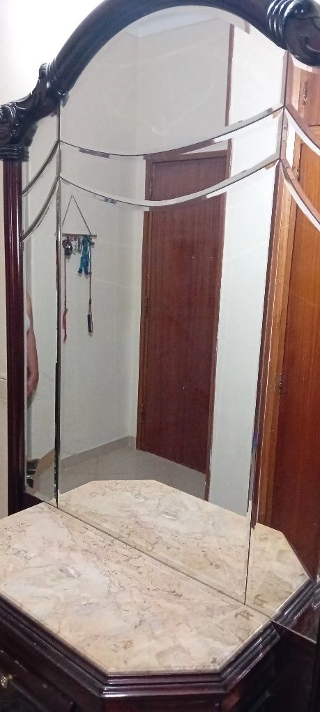 Aparador com espelho