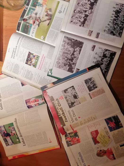 Livros  da história do futebol.