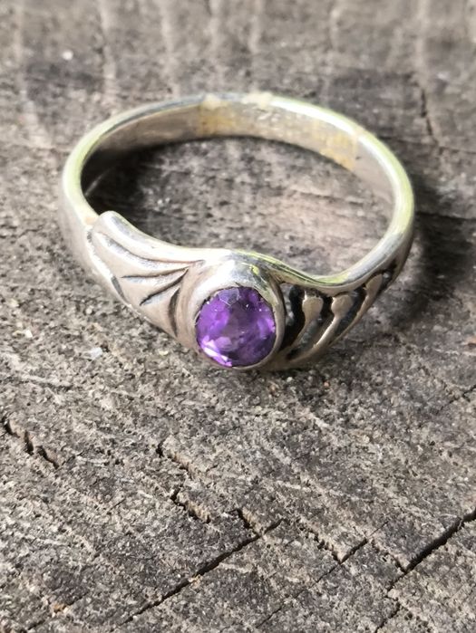 Stary srebrny pierścionek z fioletowym oczkiem . Vintage