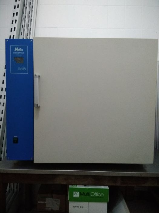 Estufa incubadora laboratorio