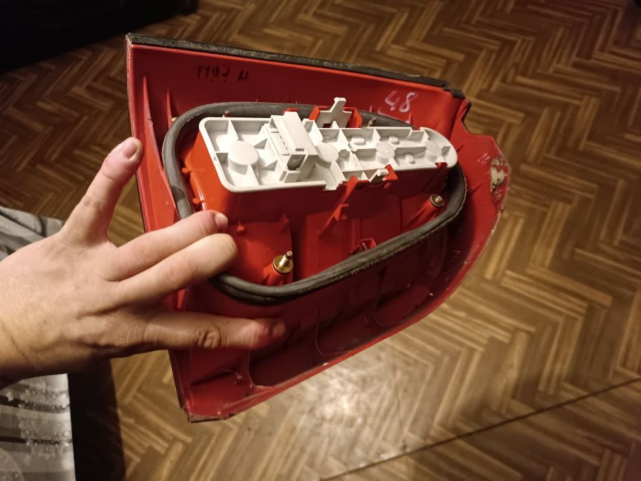 Audi a4 b5 lampa prawa tył tylnia kombi