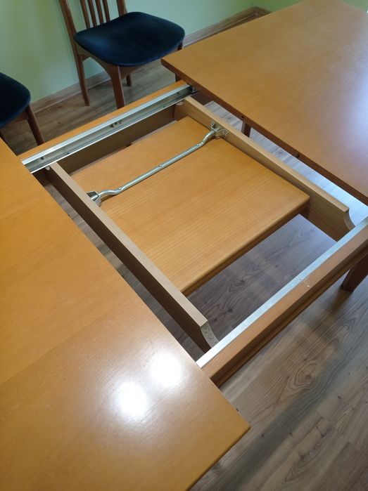 Rozkładany drewniany stół z 6 krzesłami