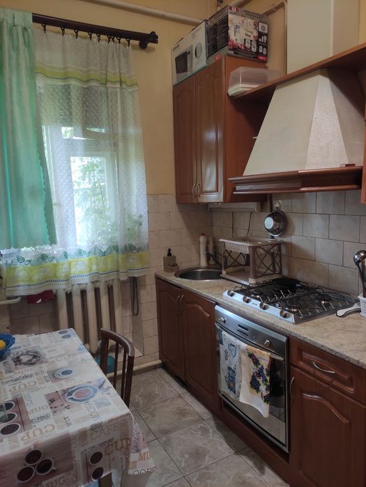 Продам 3 кімнатний півособняк в Ужгороді.