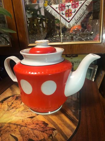 ПРОДАЮ: Фарфоровый Чайник (красный в белый горох)