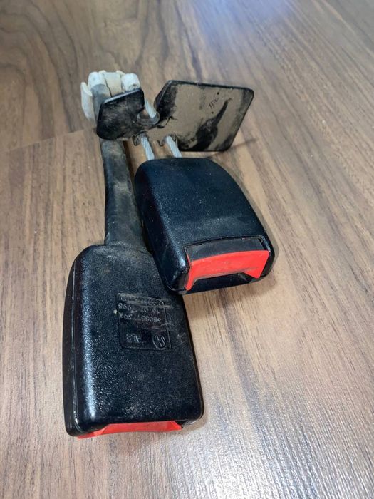 Фіксатор ременів безпеки Volkswagen Passat B5