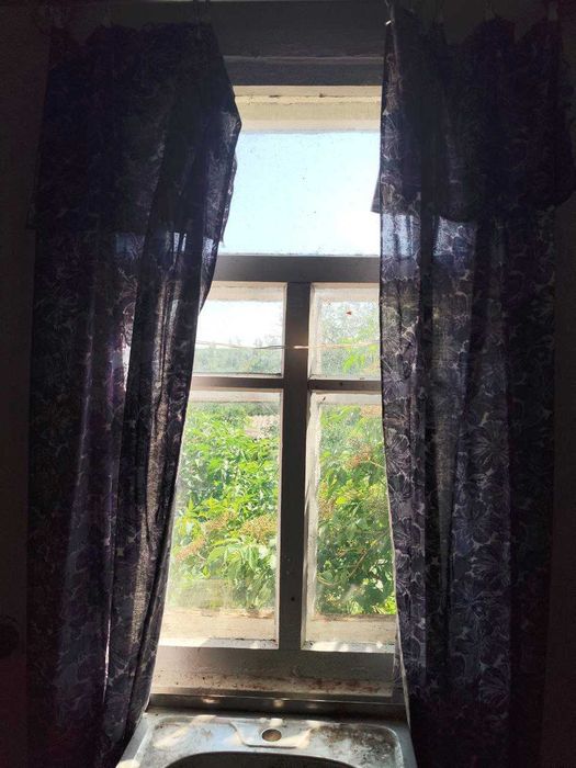 Продам цегляну окрему половину будинку в Золочеві під ваш ремонт.