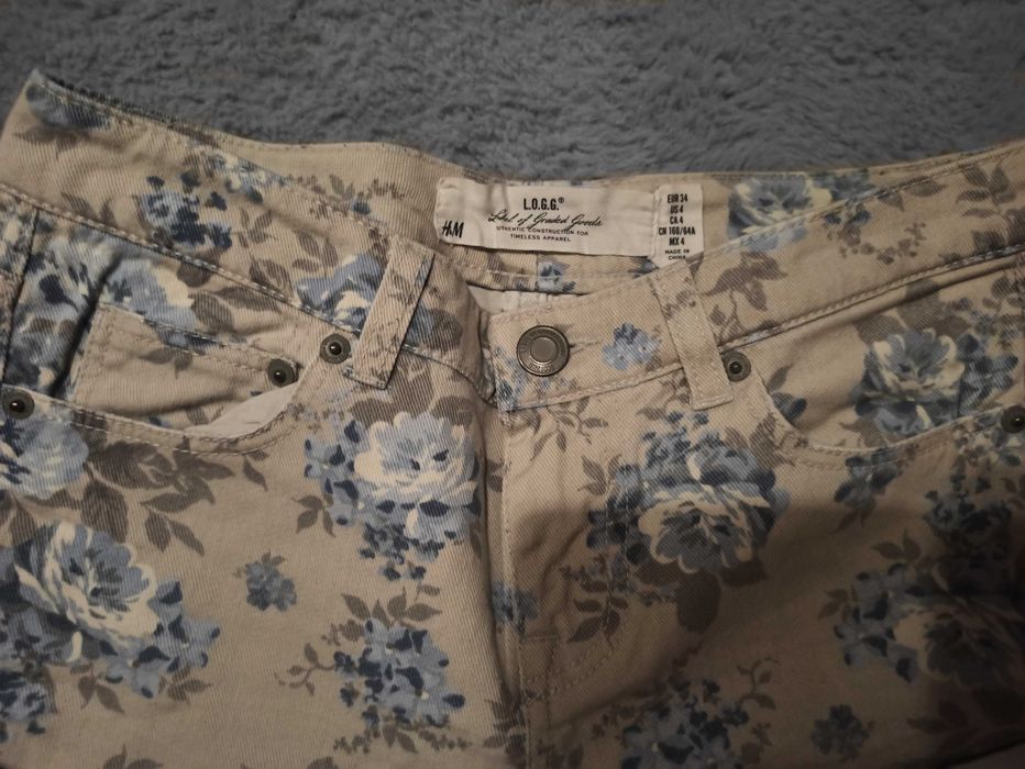 Białe szorty w niebieskie kwiatki – H&M – rozmiar 34