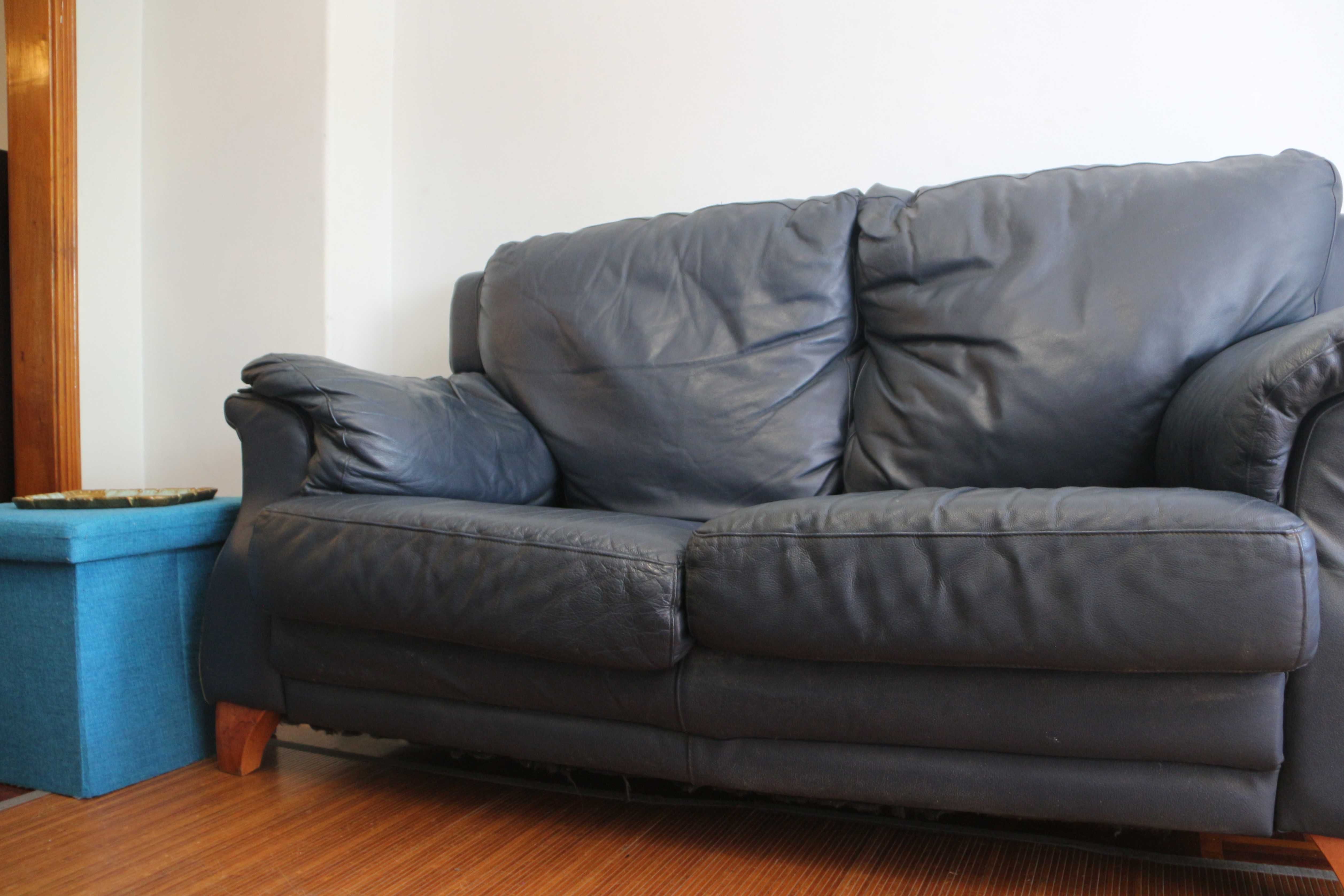 Sofá de couro azul escuro - Dark blue leather couch