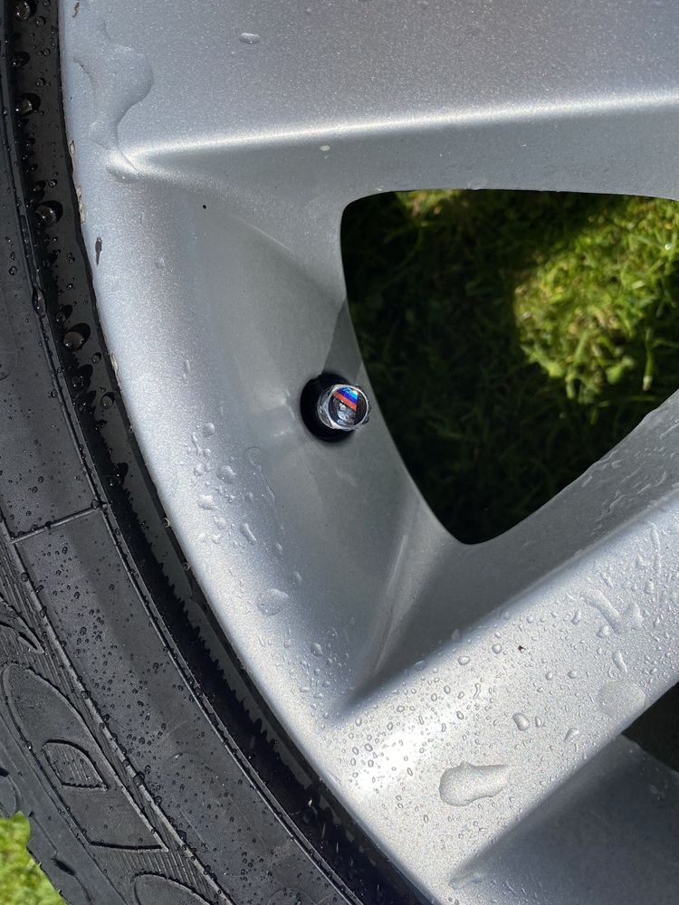 Felgi z oponami zimowymi do BMW serii 5 F10 F11 z rozstawem 5x120.