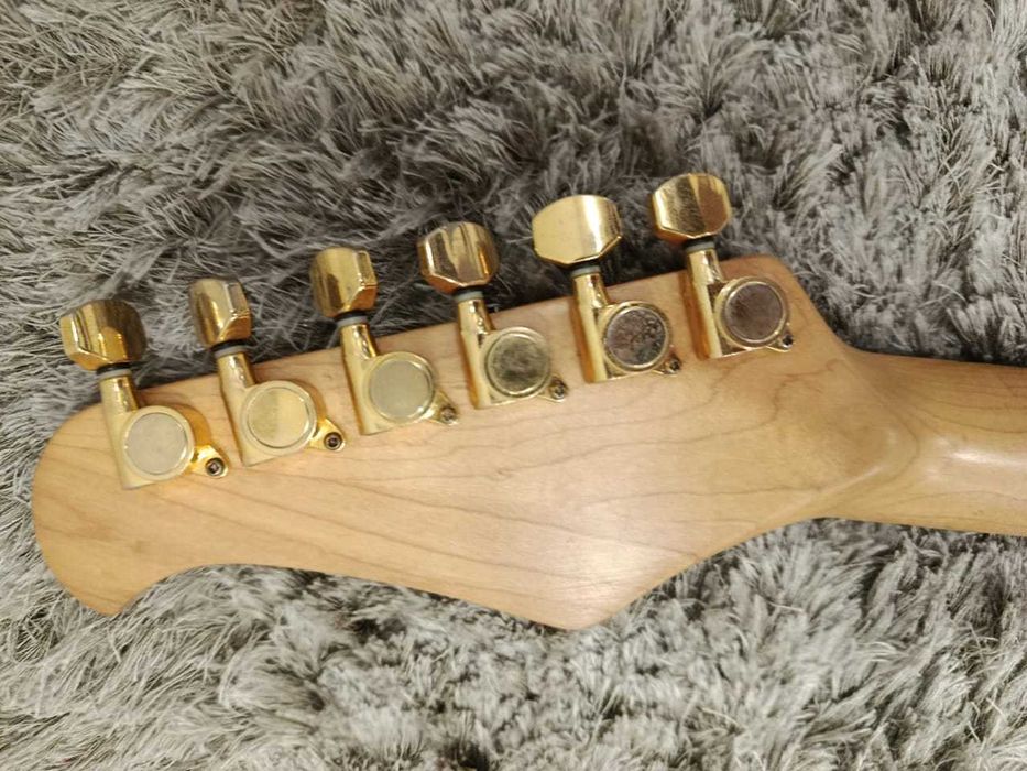 Guitarra Maison Strato Deluxe dos anos 90 1990 Maple Quilted Sunburst