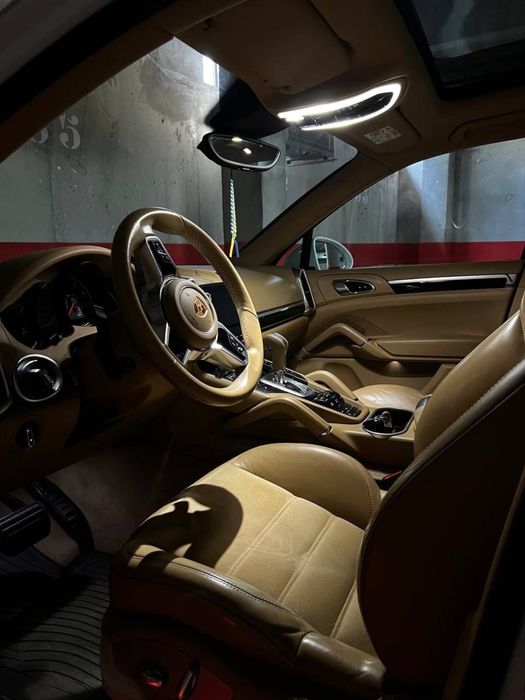 Продам  Porsche CAYENNE  2016 год