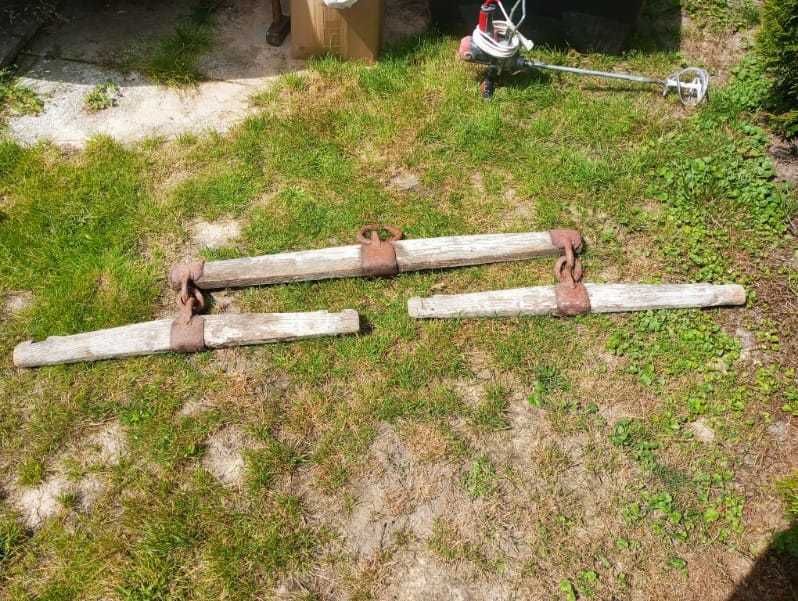 Stare jarzma drewniane z żelaznymi okuciami