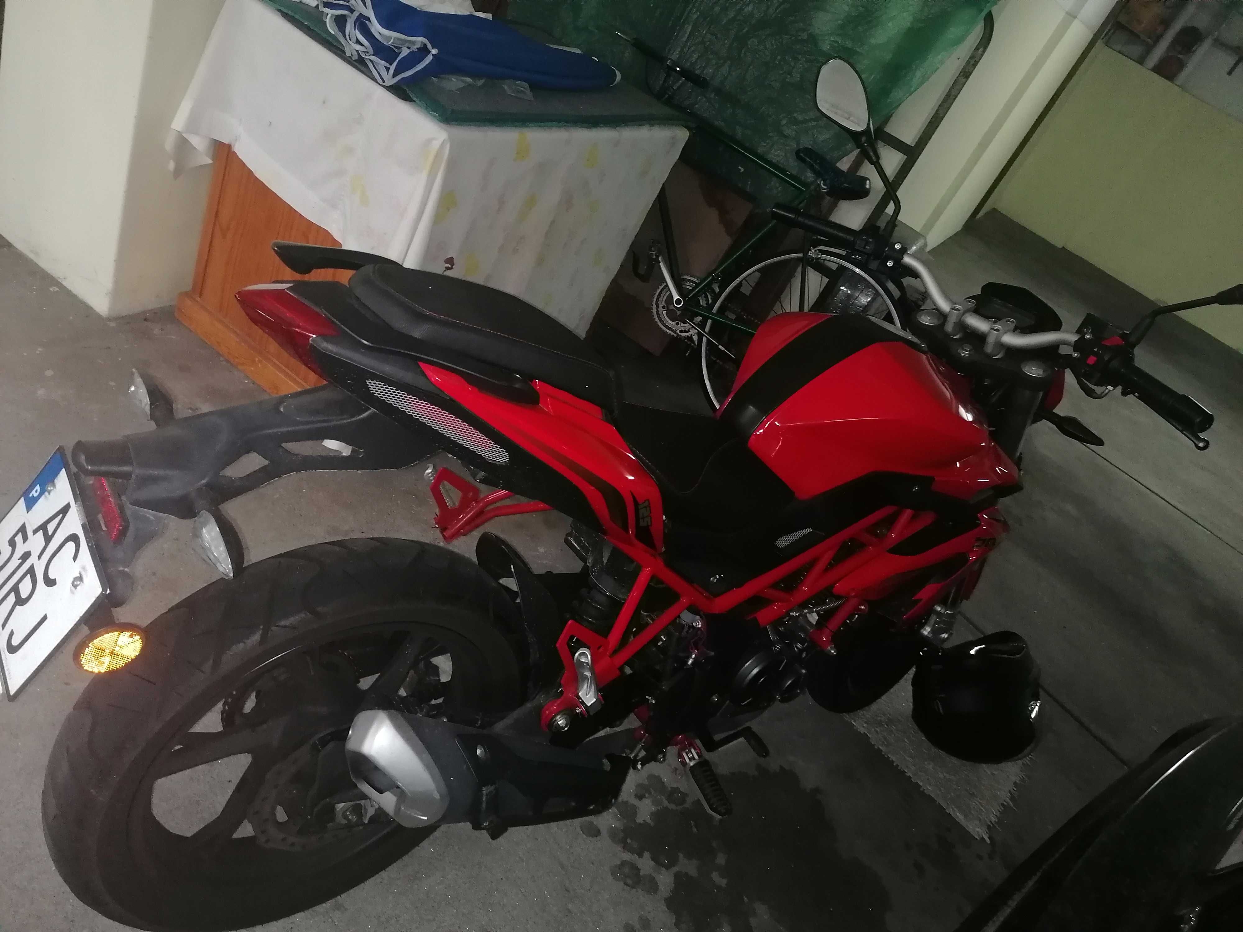 Mota 125 benelli BN vermelha