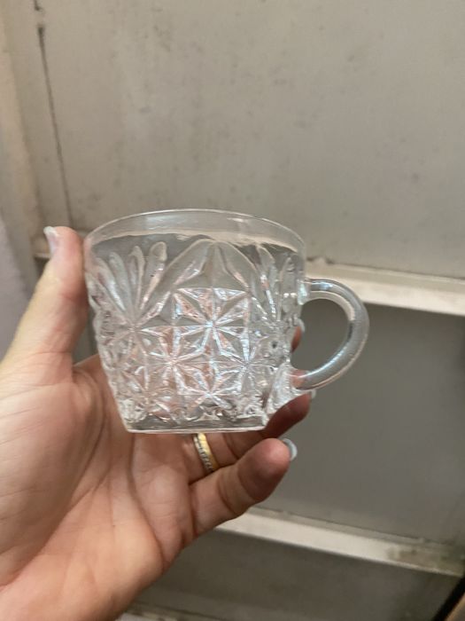 Uma tigela grande com 12,tacinhas igiais