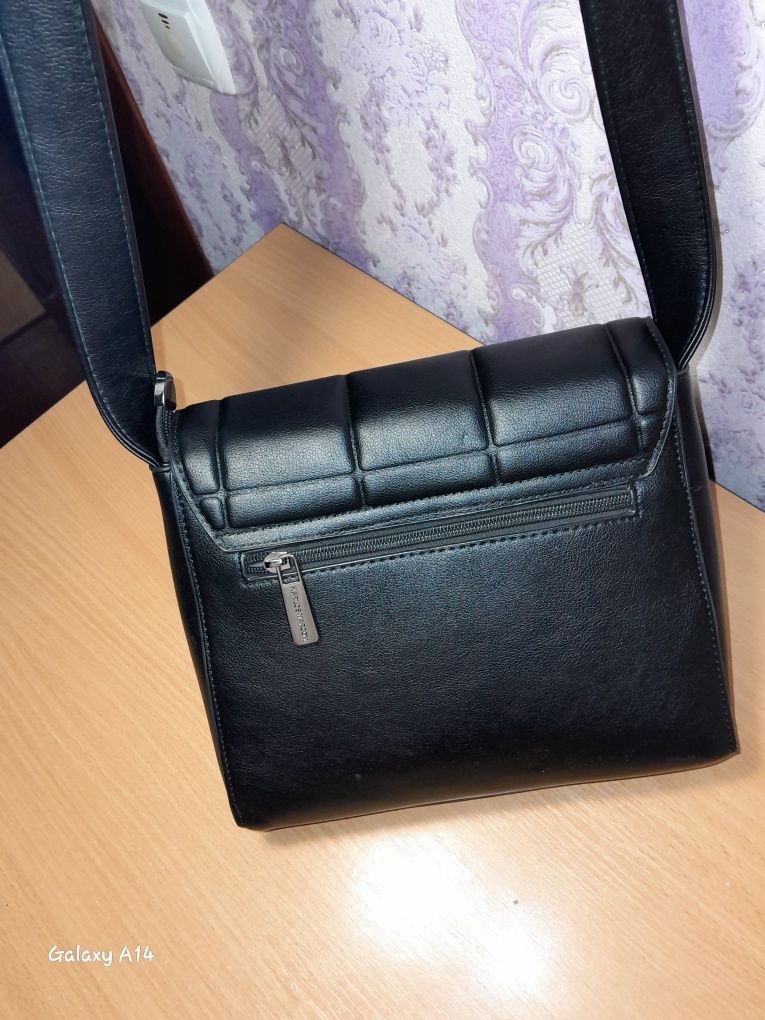 Чорна жіноча сумка