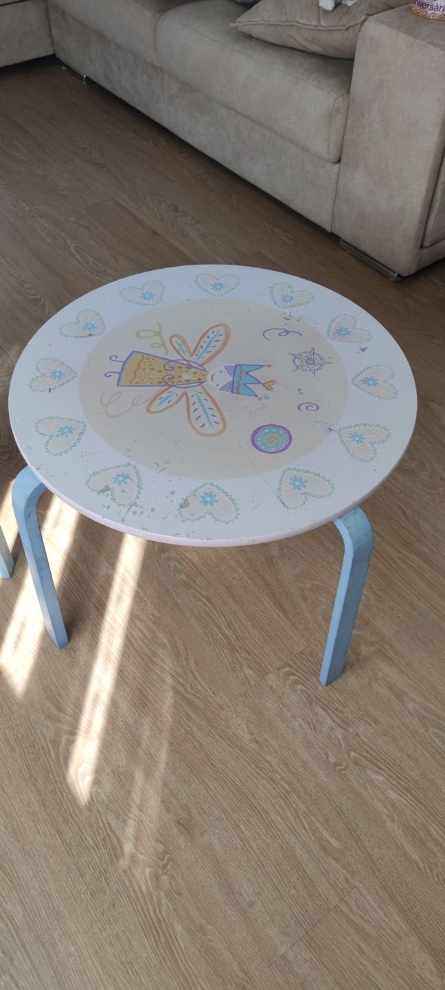 Mesa com 2 cadeiras para criança