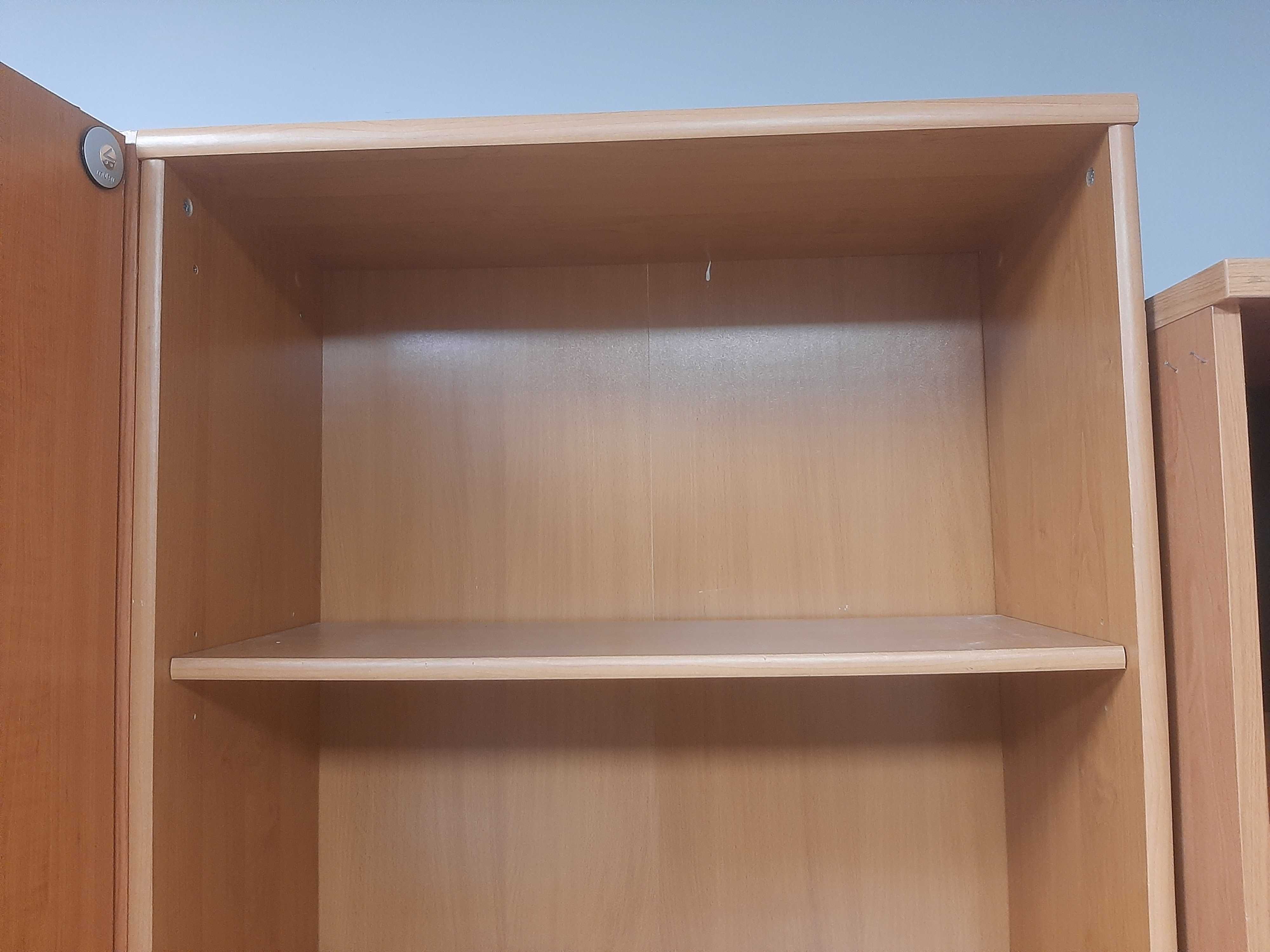 Regały do pokoju lub biura z półkami na dokumenty lub książki