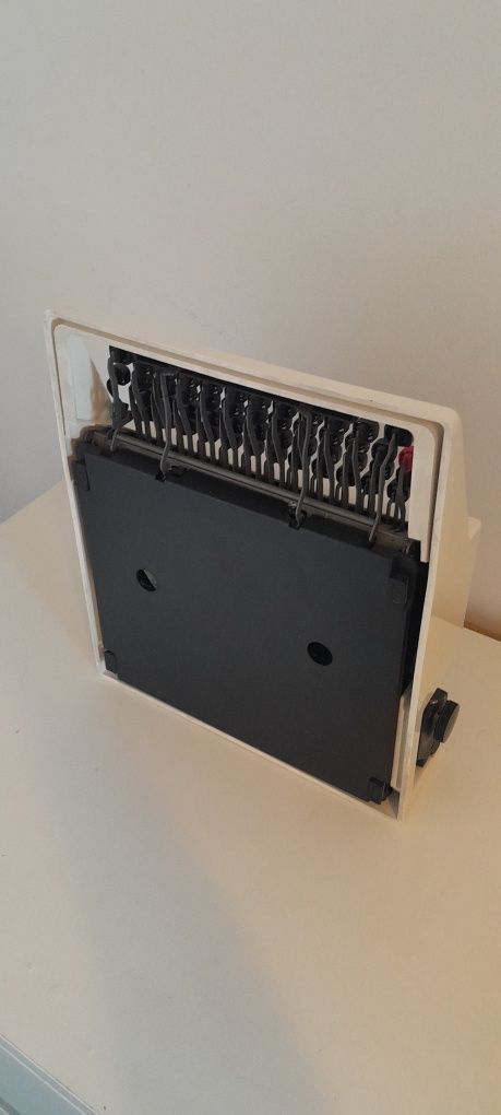 Maquina de Escrever Olivetti T, em bom estado e com maleta
