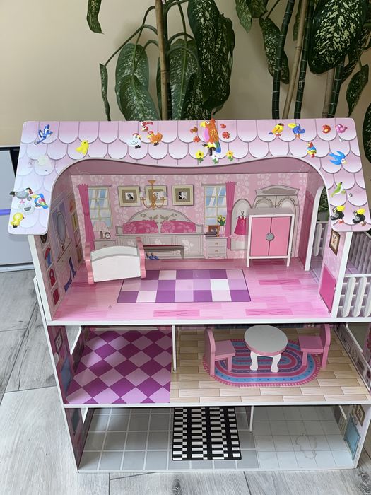 дерев'яна лялькова хатка. Будиночок для ляльок з меблями.