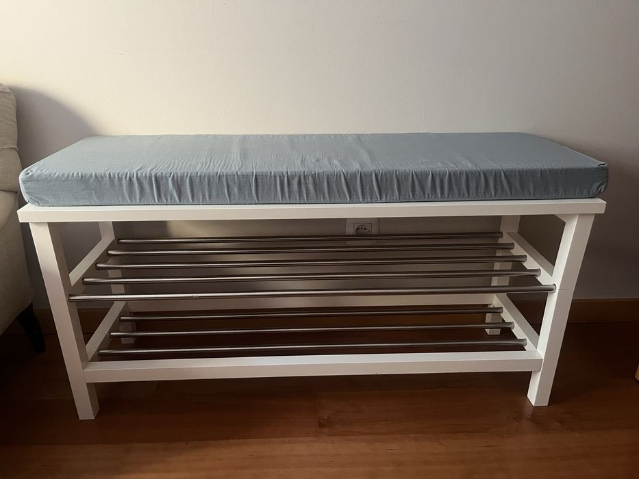 Banco com arrumacao sapatos