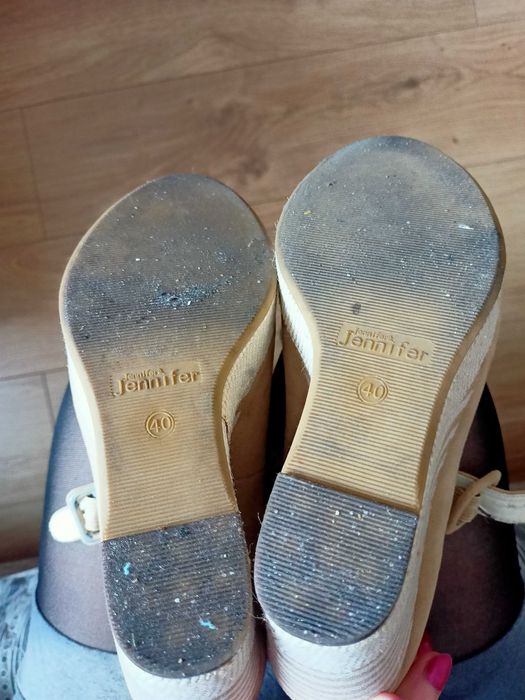 Beżowe sandały na koturnie