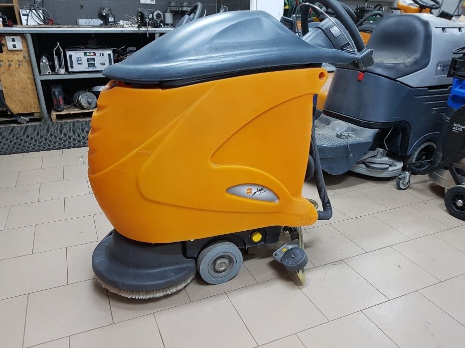 Taski Swingo 755B nowe baterie maszyna sprzątająca czyszcząca