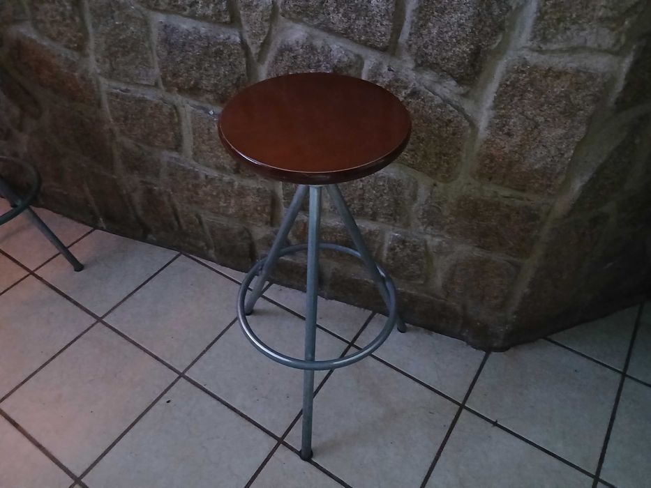 Mesas ,cadeiras e bancos