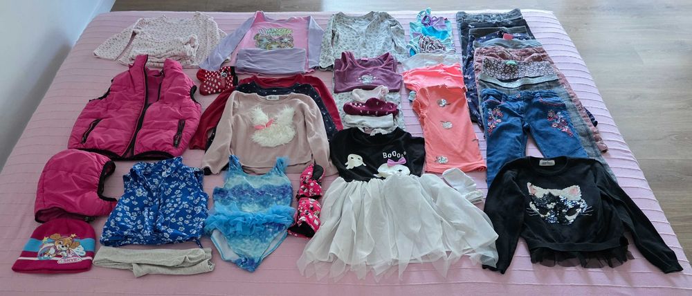 Vendemos várias peças de roupa de criança da nossa Netinha