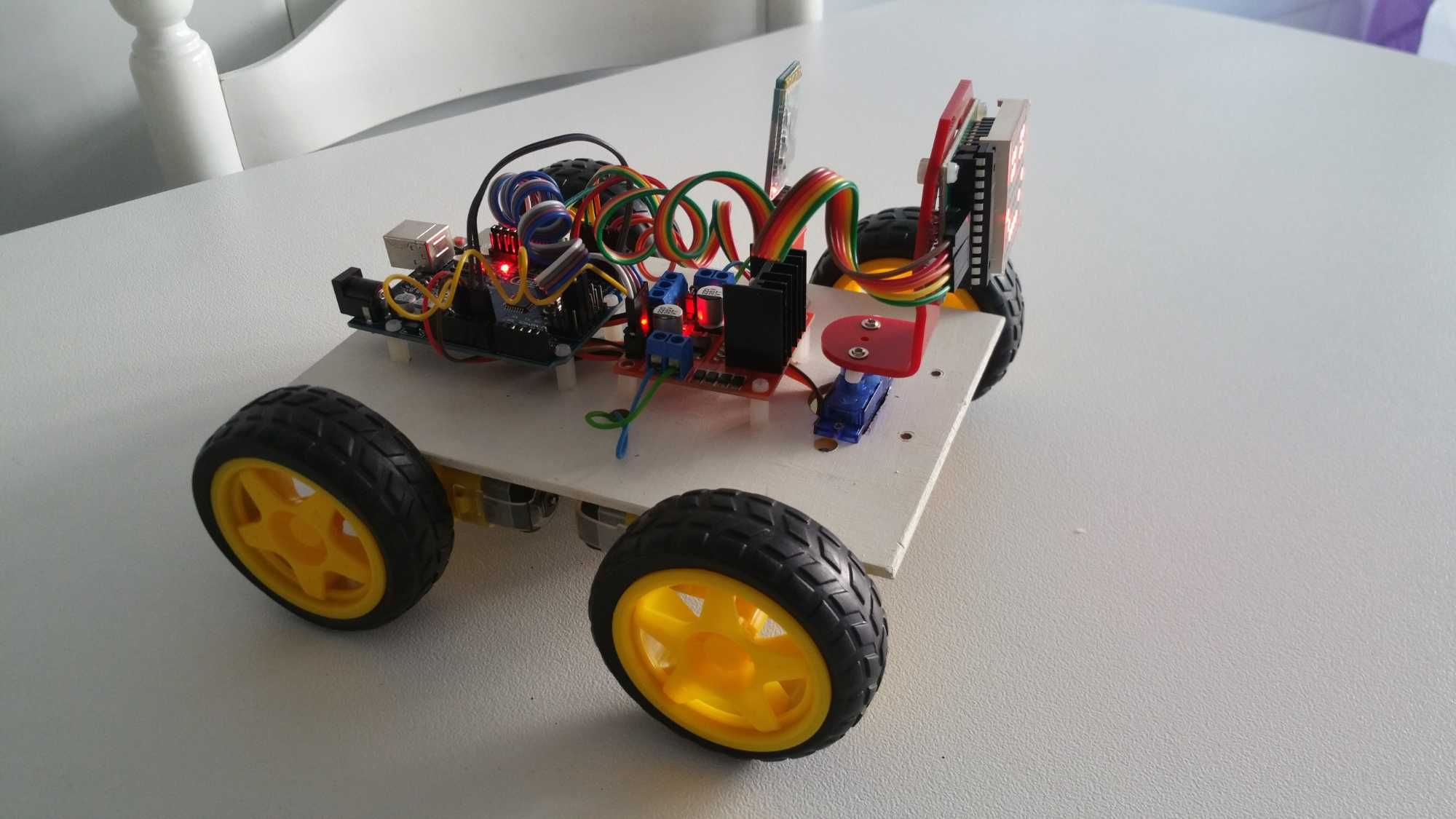 Carro Robot Arduino Educacional programado c/Display Móvel de Direção.