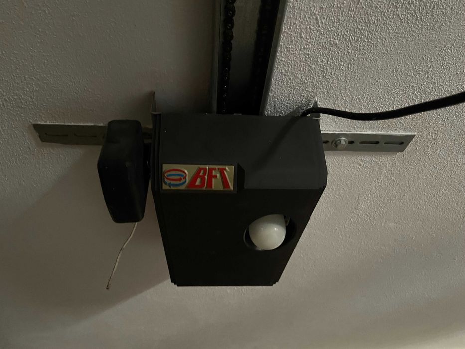 portão de garagem seccionado com motor BFT