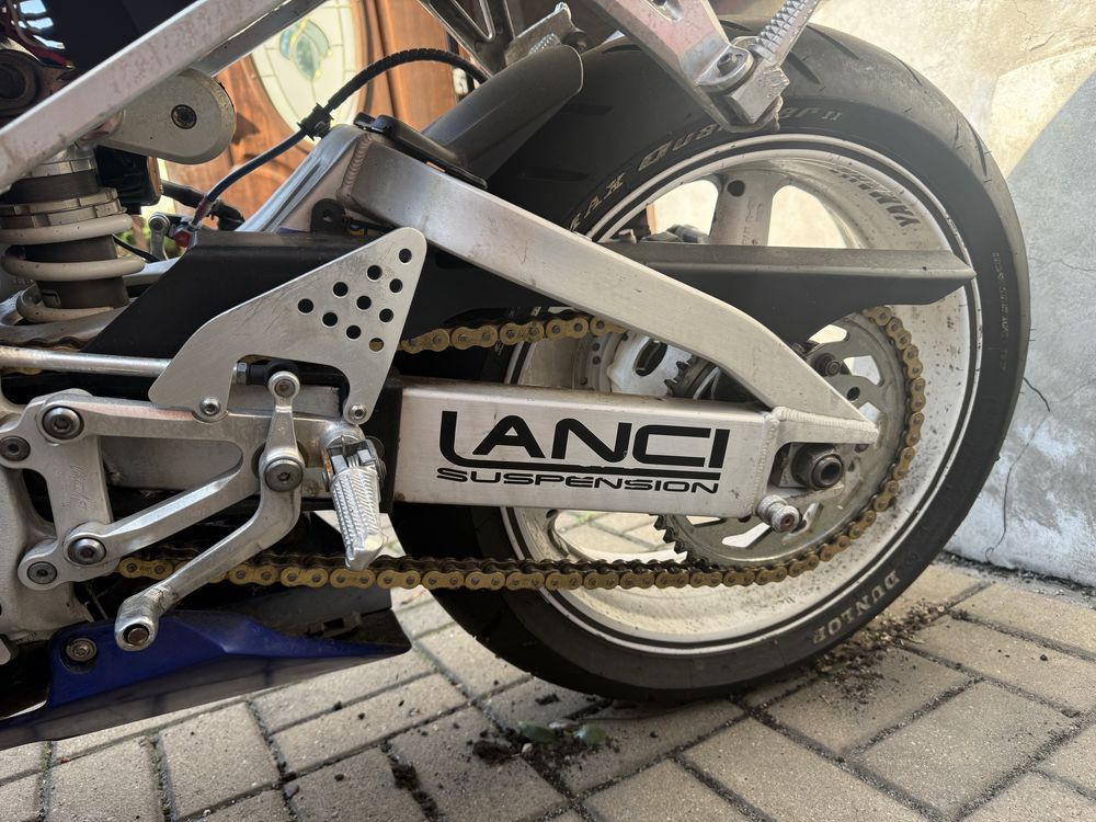 Yamaha R6 niebieska