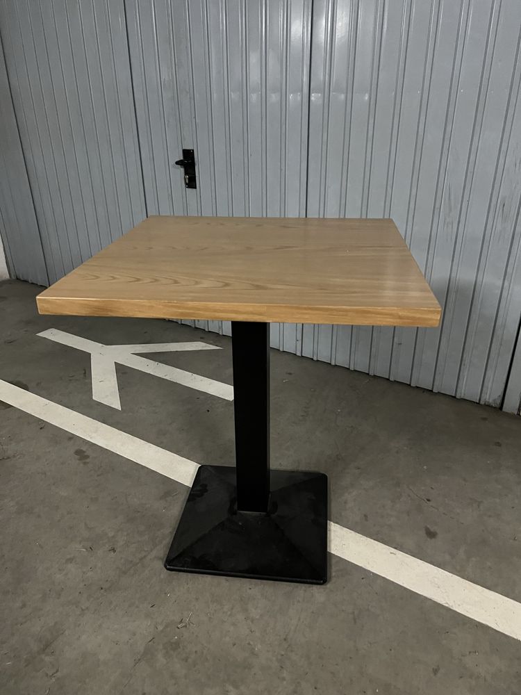 Mesa com tampo em madeira