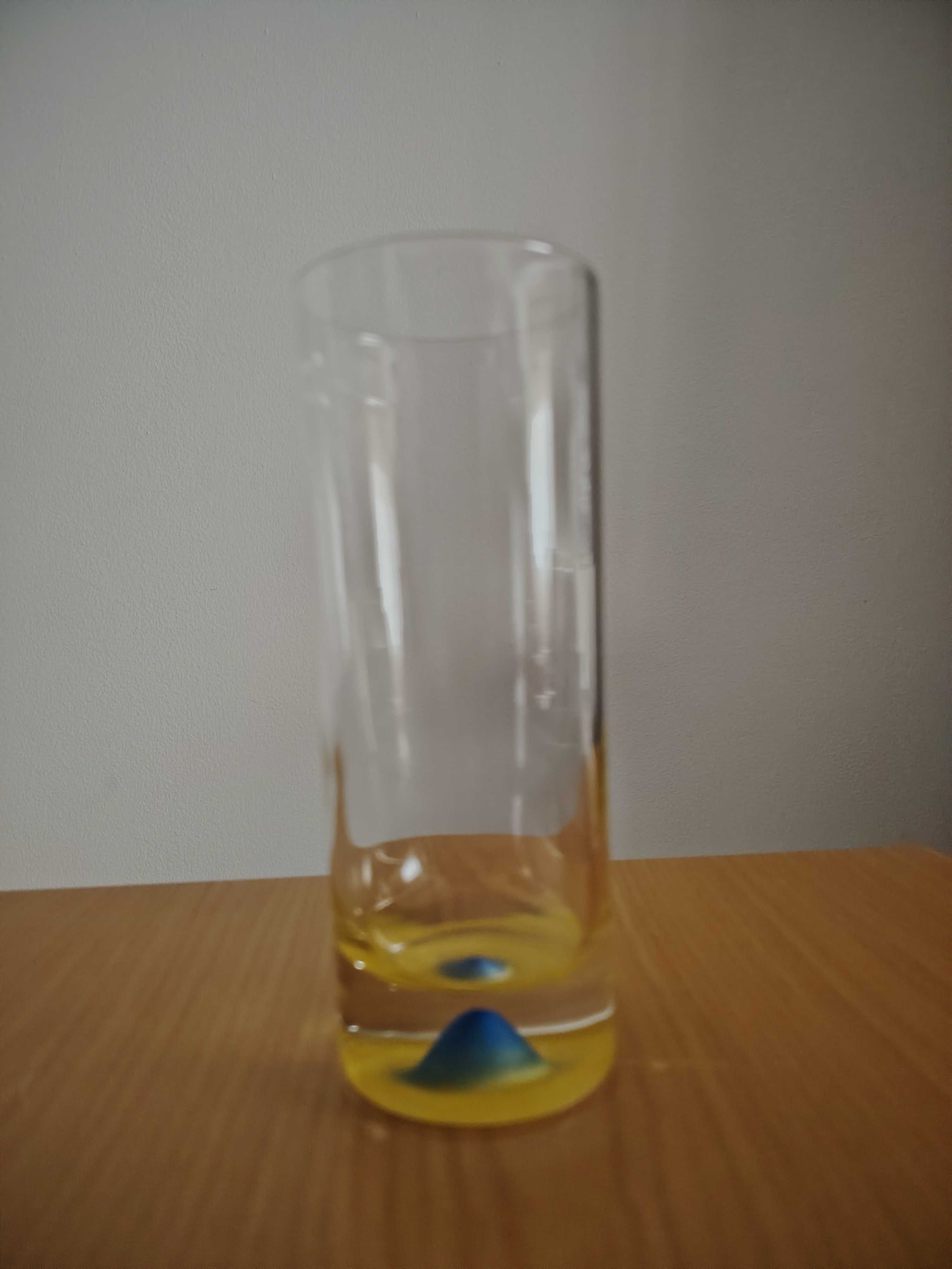 Copos vidro com fundo azul e amarelo
