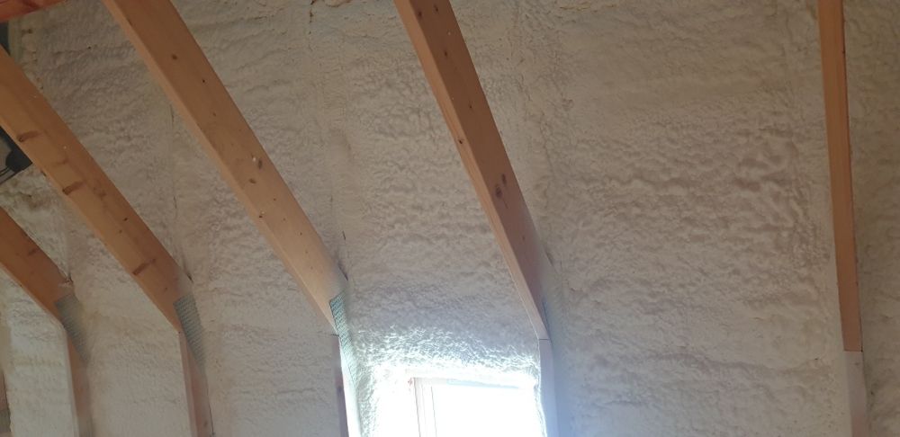 Izolacja domów ocieplanie poddasza natrysk pianką izolacja dachu pianą