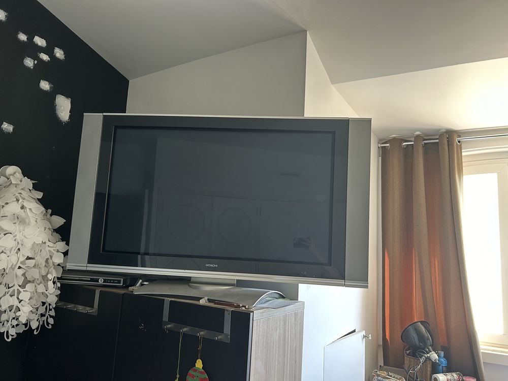 Hitachi TV slightly used