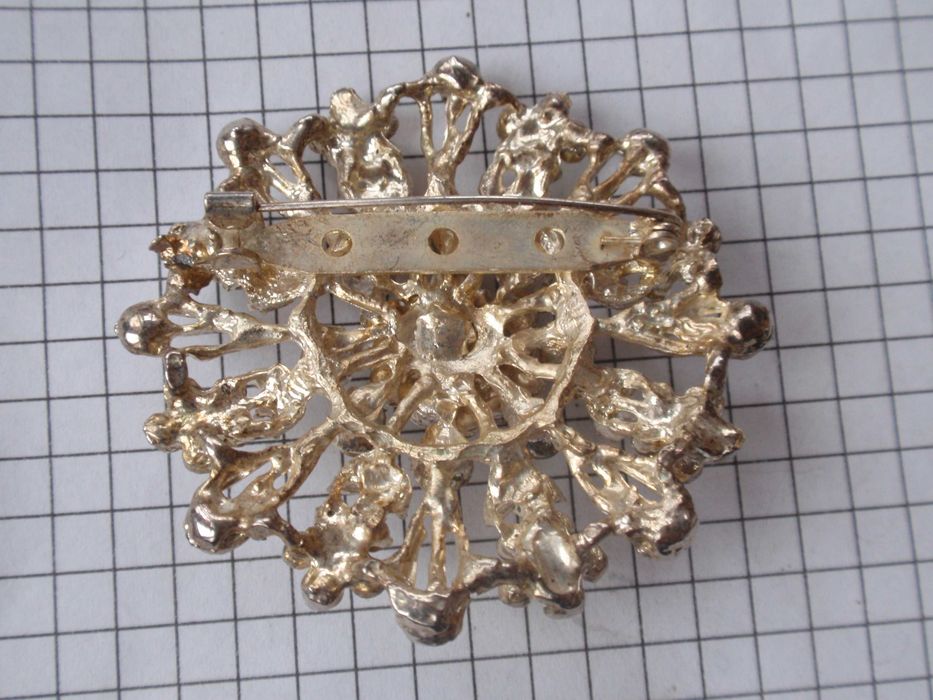 Брошь  снежинка.