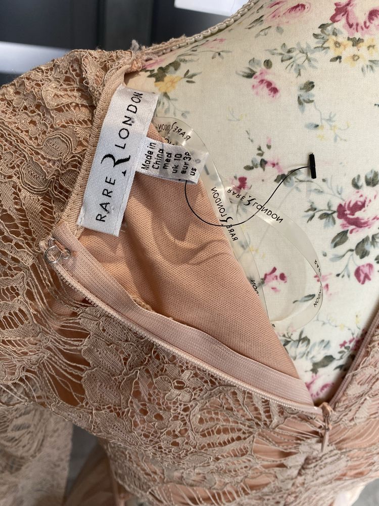 Tiulowa sukienka z długim rękawem M 38 Rare London Asos