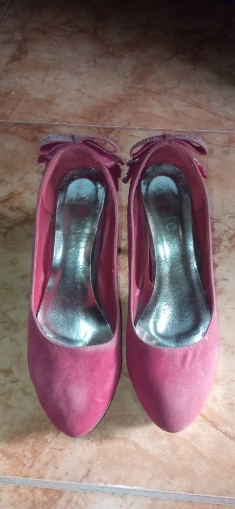 Sapatos de salto alto