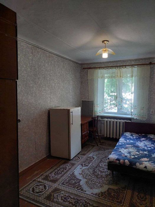 Продам кімнату в центрі міста на першому поверсі, є меблі та техніка