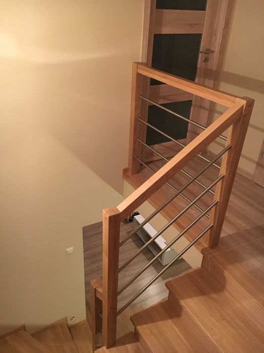 Schody dębowe z balustradą
