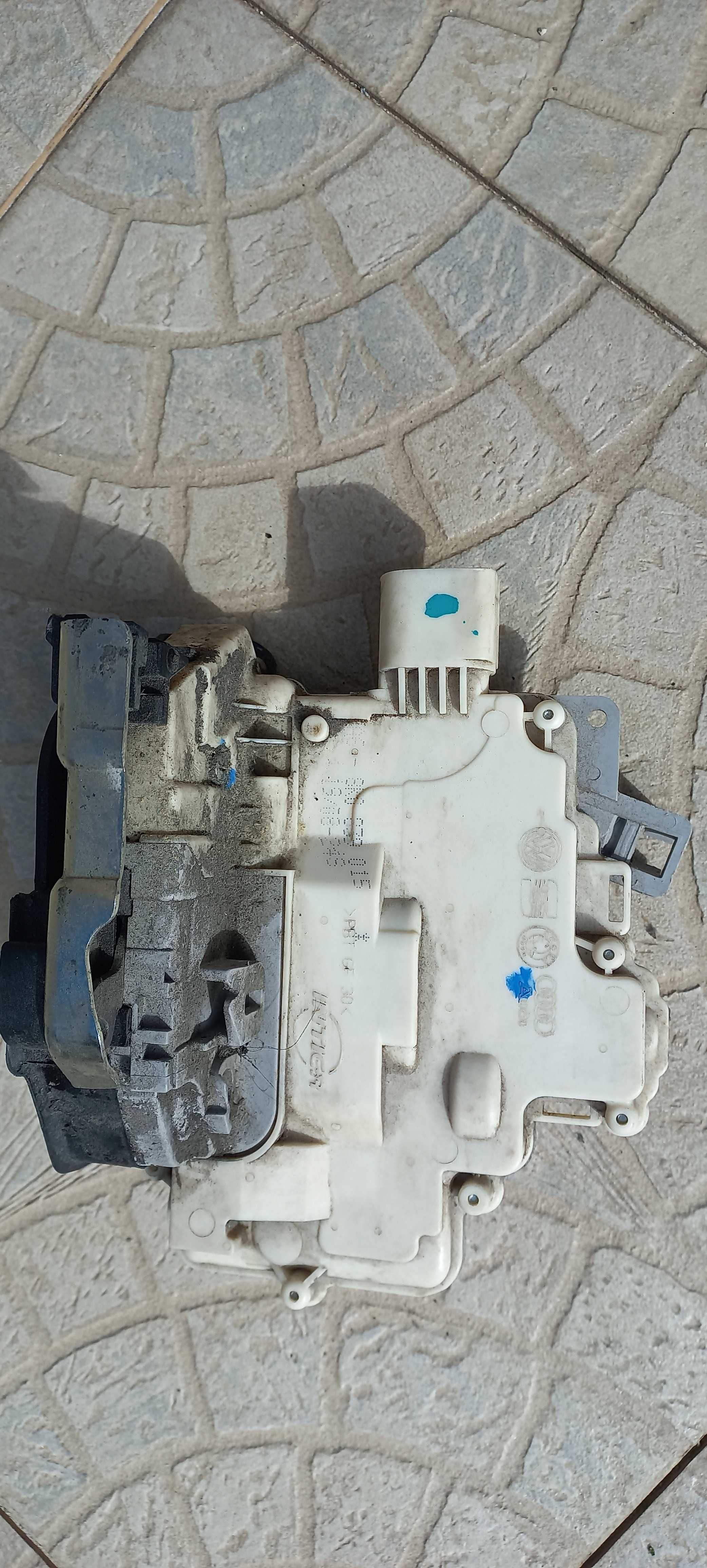 AUDI A4 B8/Seat/Skoda/Etc - Fechadura trás Esquerda 8K0.839.015