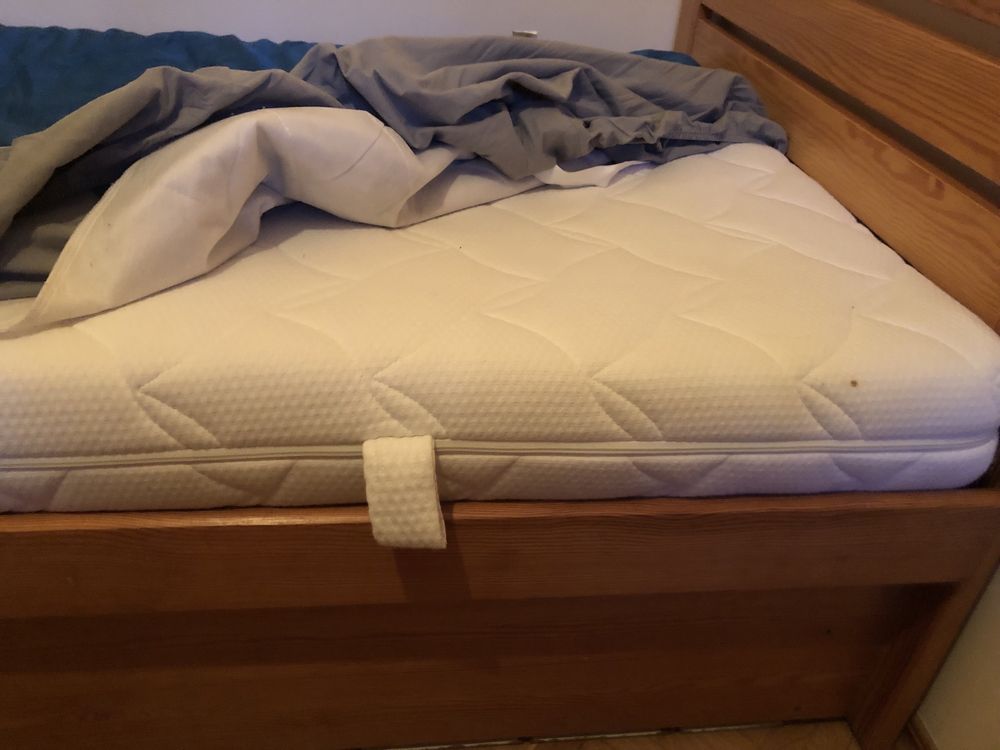 Łóżko drewniane z pojemnikiem i materacem