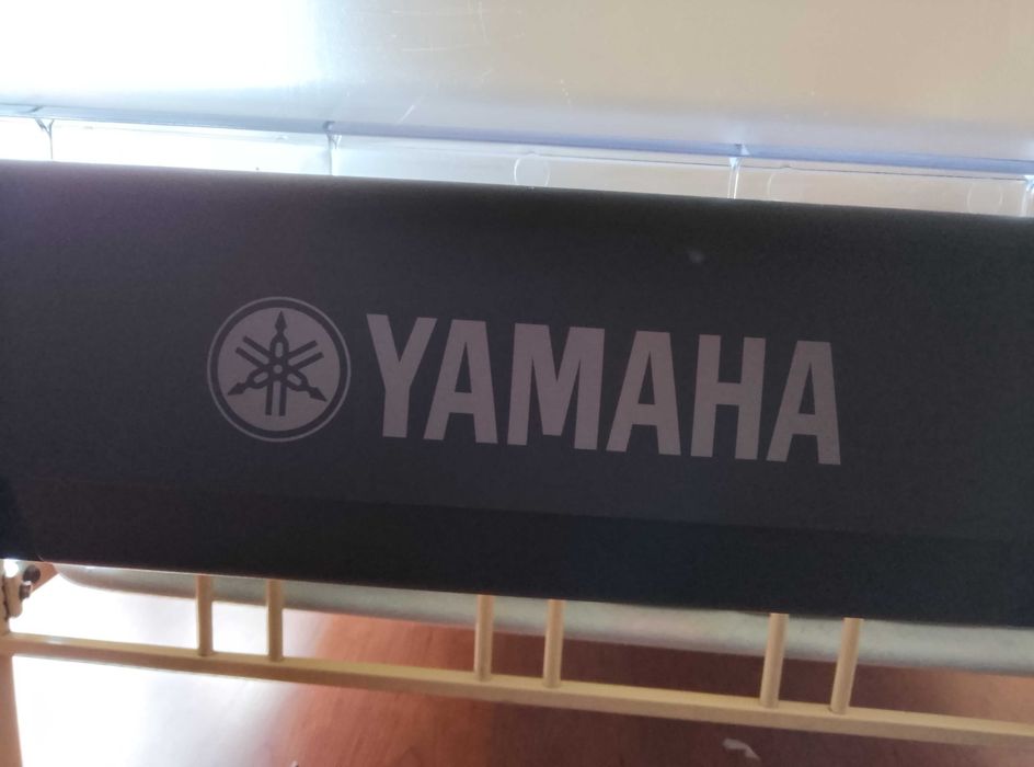 Piano Yamaha vertical elétrico
