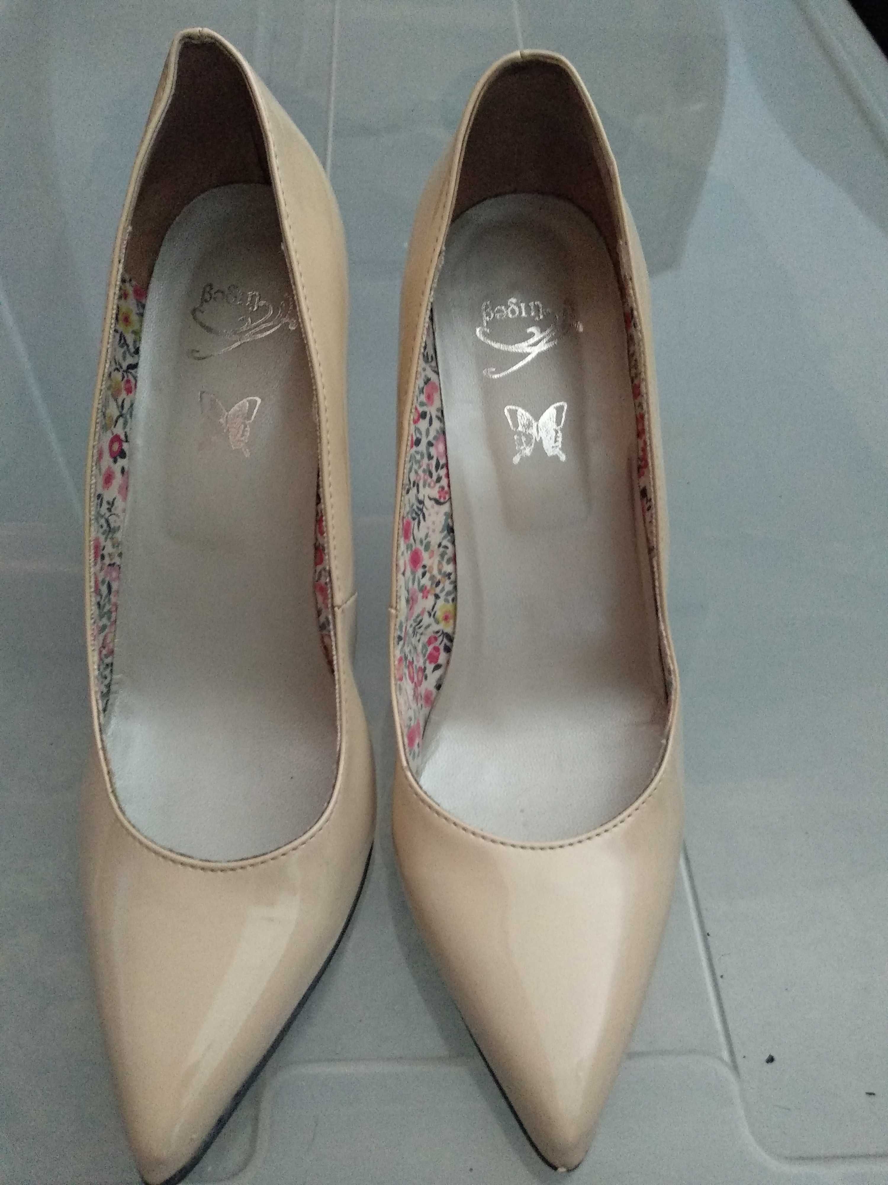 Stilletos de verniz, na cor beige e usados 1 vez.  Tamanho 38.