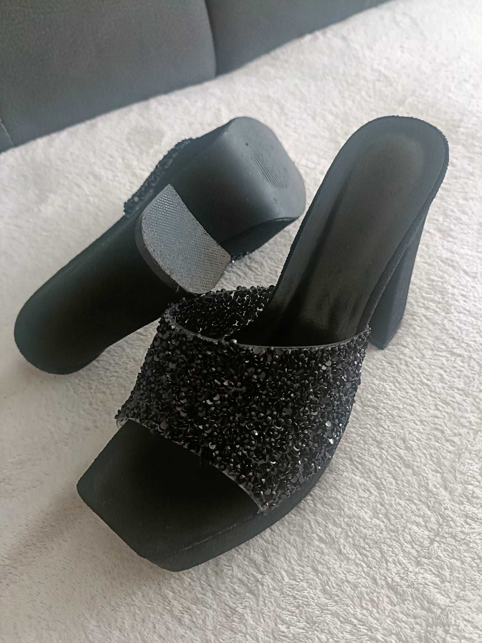 Shein czarne klapki z cekinami koturn słupek 37,5