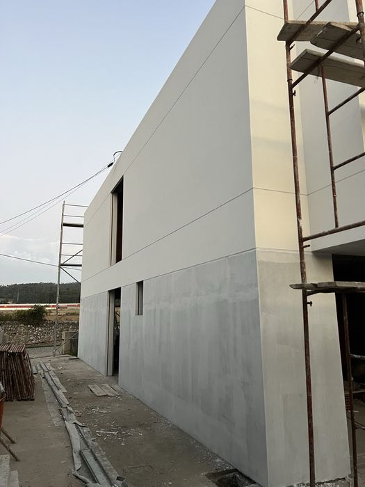 Moradia T3 em Construção – Dois Pisos, Garagem e Jardim