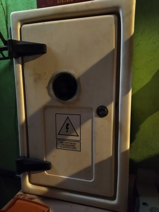 Pozostalosci po budowie Sprzedam kable, skrzynkę elektryczna na budowe