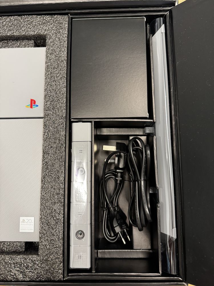 Playstation 4 edição especial “20th anniversary”
