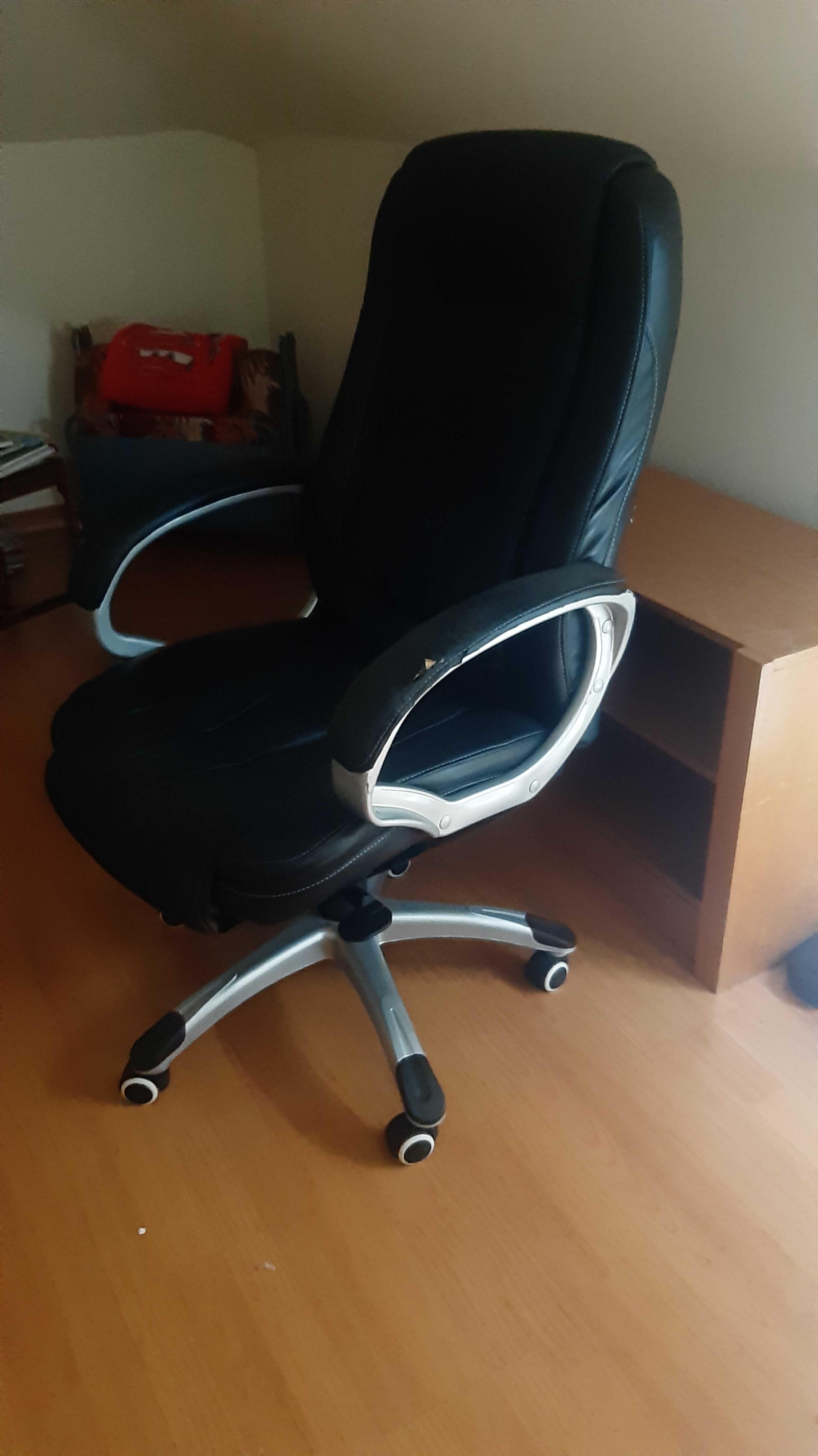 Cadeira de secretária bem resistente. Não é do IKEA